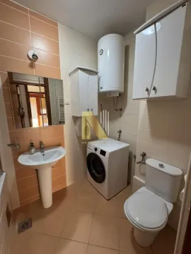 Manje kupatilo sa umivaonikom, veš mašinom, toaletom i bojlerom. - image 11