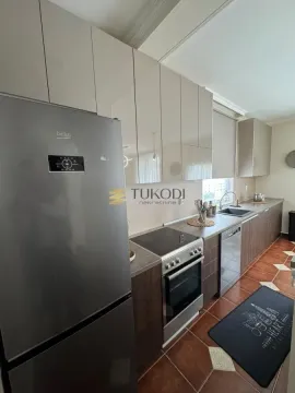 Moderna kuhinja sa ugradnim elementima i frižiderom. - image 10