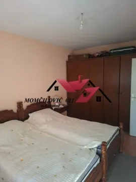 Spavaća soba sa dva kreveta i velikim drvenim ormanom. - image 4