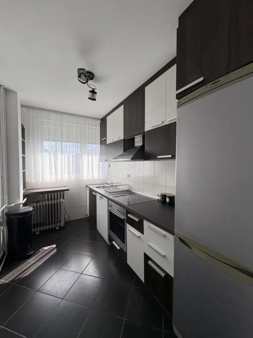 Izdavanje, trosoban stan, 70m², Novi Beograd Blok 1 Fontana, Novi Beograd Sve Podlokacije
