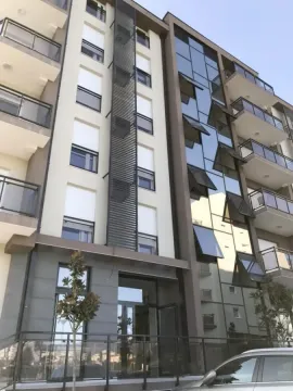 Pogled na spoljašnjost moderne stambene zgrade sa balkonom i velikim prozorima. - image 13