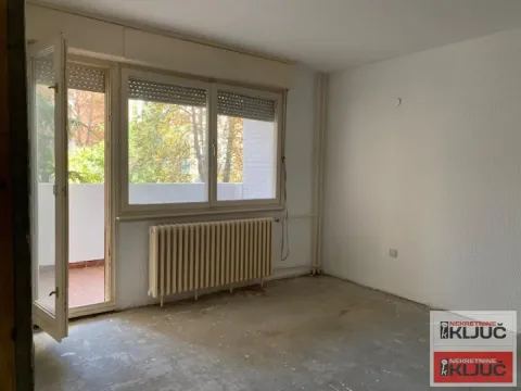 Prazna prostorija sa prozorom i izlazom na terasu. - image 2