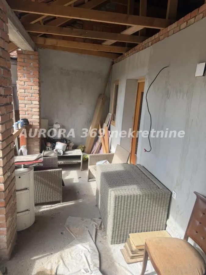 Nenatkrivena terasa u izgradnji sa garniturom za sedenje.