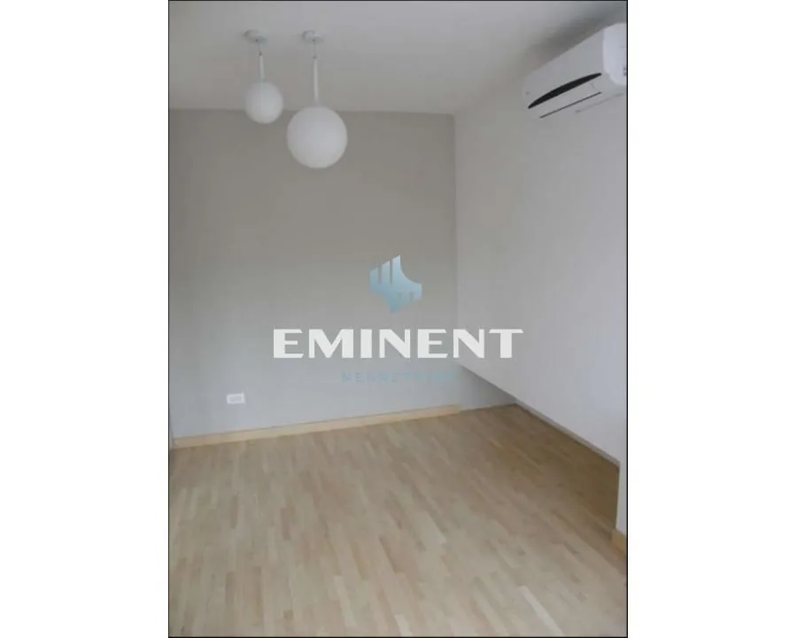 Izdavanje, trosoban stan, 130m², Kalenić Pijaca, Vračar Sve Podlokacije