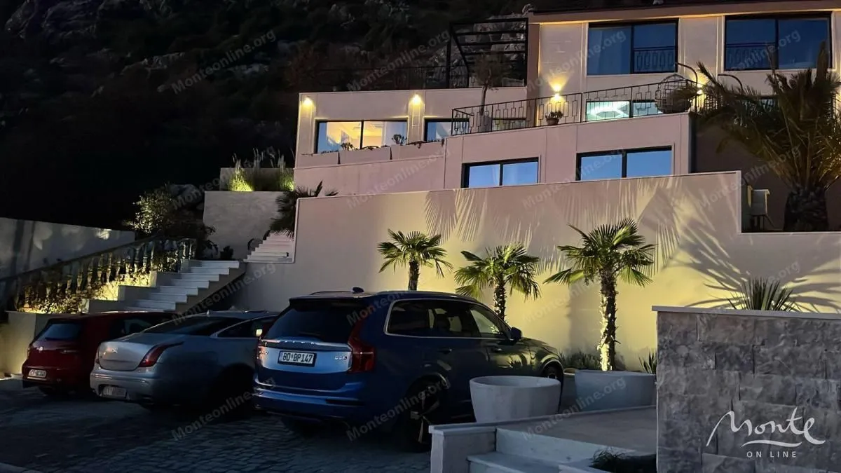 Sale, house, 330m², Kuljače, Budva
