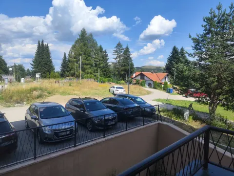 Pogled sa terase na parking i okolno zelenilo. - image 7