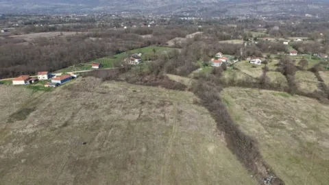 Pogled iz vazduha na zemljište i okolno naselje sa zelenilom. - image 2