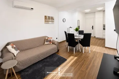 Dnevna soba sa garniturom i trpezarijom u sklopu otvorenog prostora. - image 3