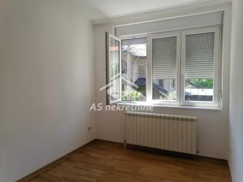 Prazna soba sa prozorom i drvenim podom. - image 15