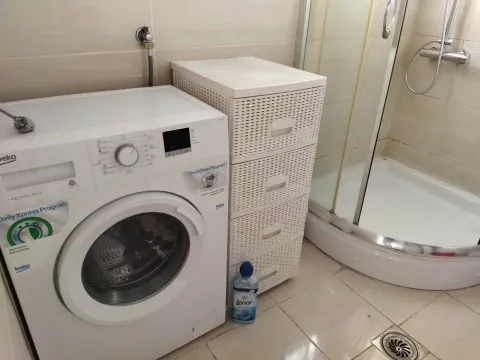 Kupatilo sa veš mašinom i tuš kabinom. - image 12