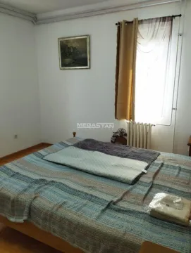 Spavaća soba sa velikim bračnim krevetom, prozorom i slikom na zidu. - image 3