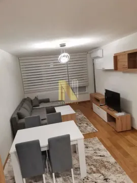 Dnevna soba sa garniturom, trpezarijskim stolom i TV komodom. - image 3