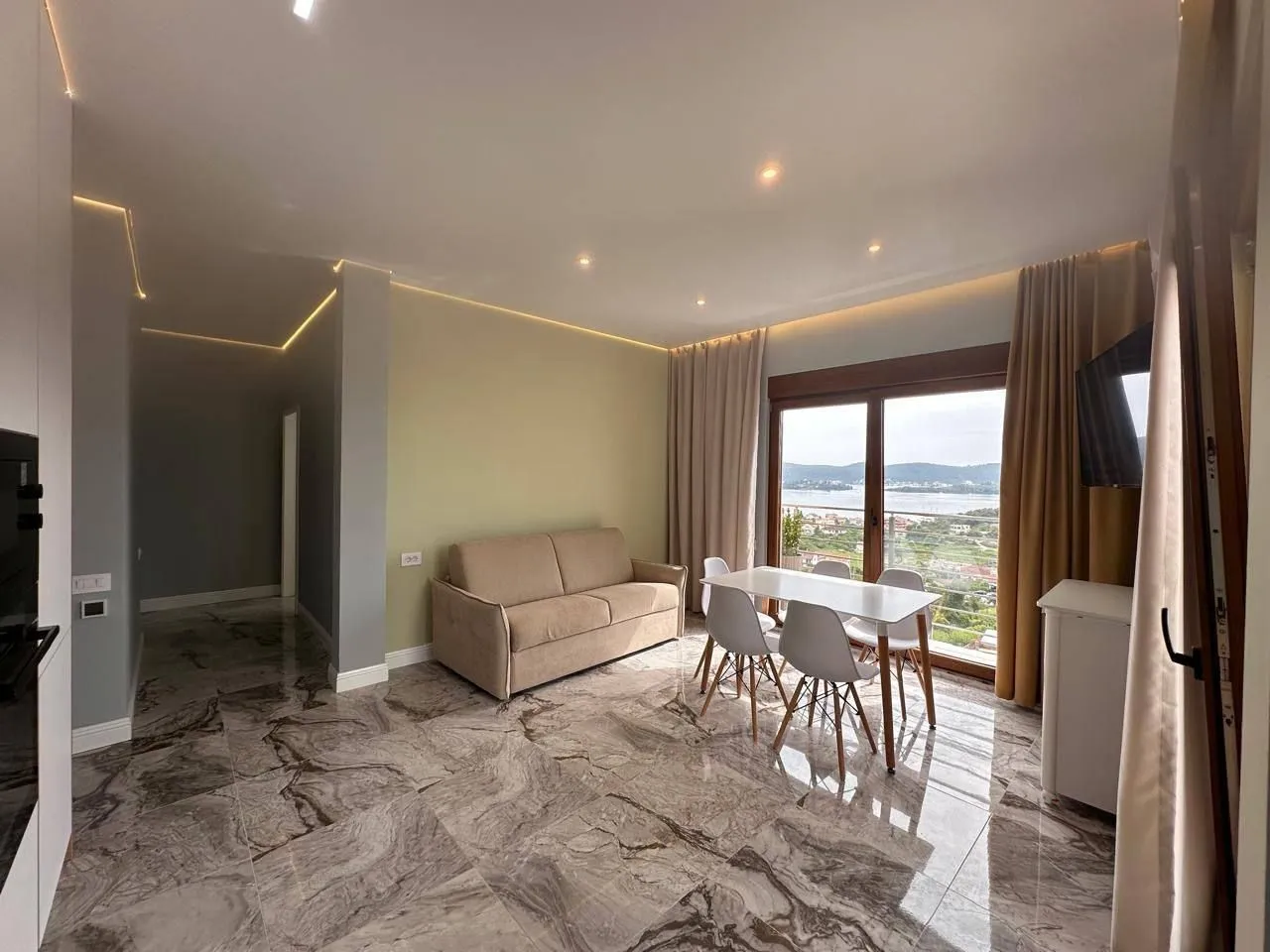 Izdavanje, dvosoban stan, 68m², Centar, Tivat