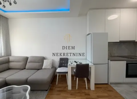 Dnevni boravak sa garniturom i trpezarijom u sklopu kuhinje. - image 3