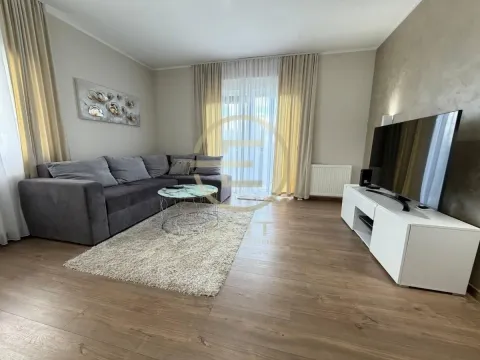 Dnevna soba sa garniturom, stočićem i televizorom. - image 30