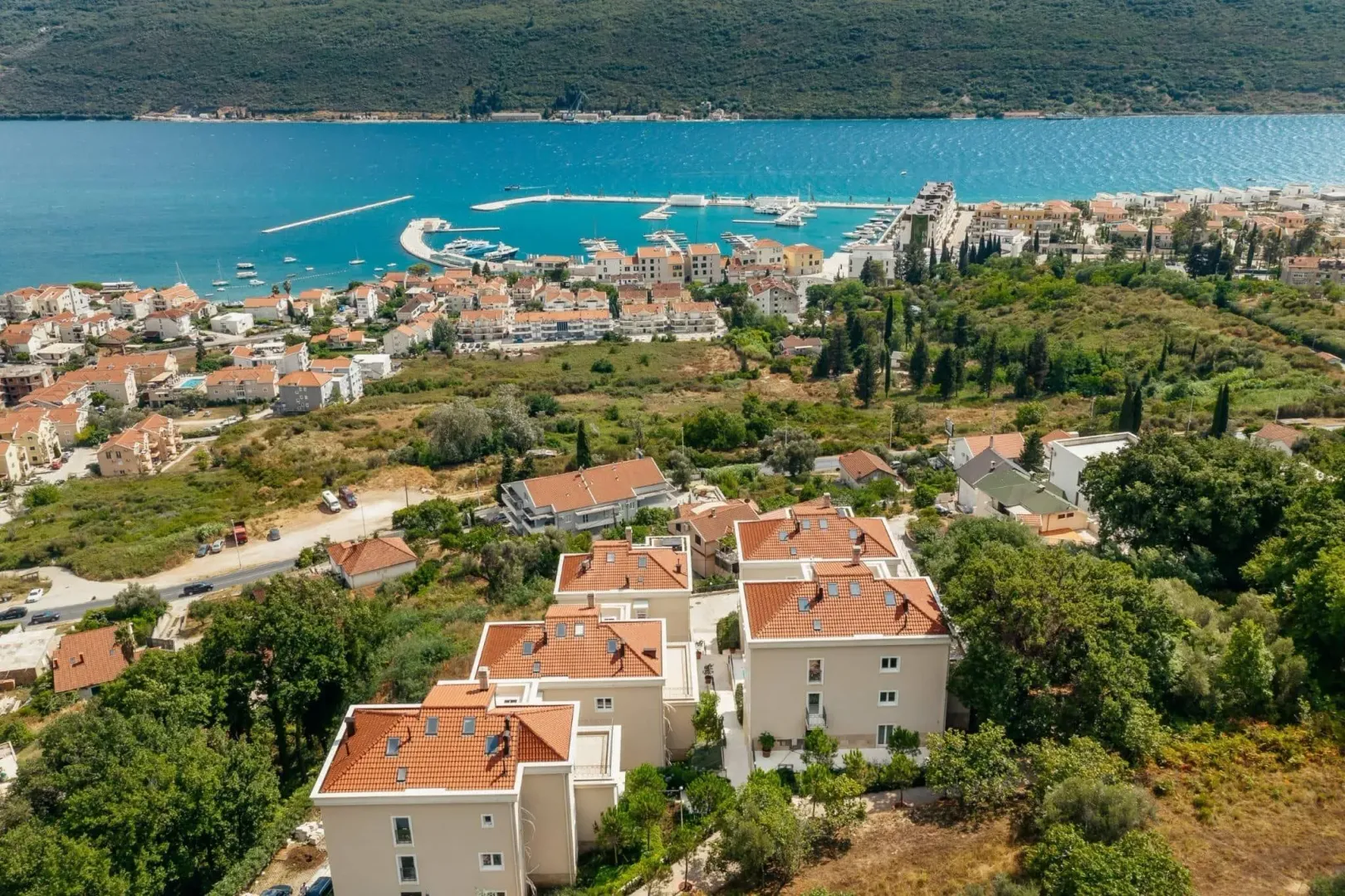 Pogled iz vazduha na stambeni kompleks u blizini mora.