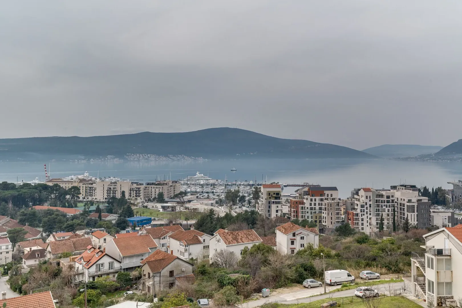 Pogled iz daha na grad, marinu i zaliv.
