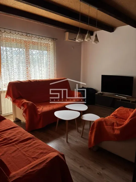 Izdavanje, četvorosoban stan, 100m², Centar, Pančevo