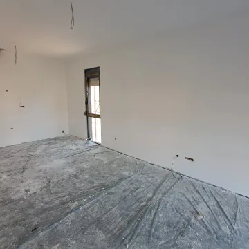 Prazna prostorija u toku renoviranja sa podom prekrivenim zaštitnom folijom. - image 6