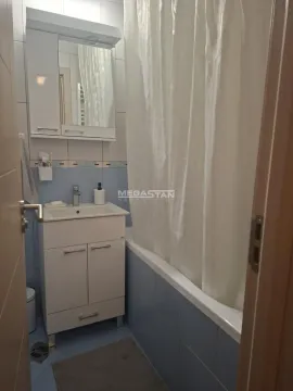 Manje kupatilo sa umivaonikom, ormarićem i kadom sa zavesom. - image 6