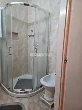 Kupatilo sa tuš kabinom i sanitarijama obloženo pločicama. - image 12
