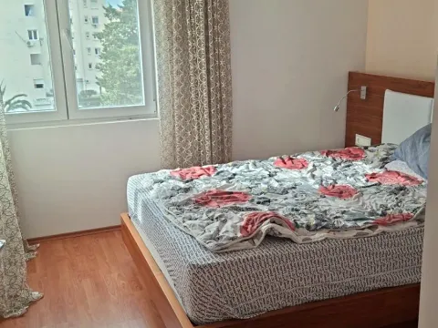 Izdavanje, trosoban stan, 110m², Centar, Bar - image 5