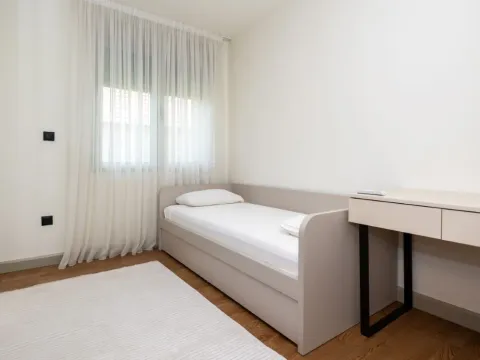 Izdavanje, kuća, 280m², Stari Aerodrom, Podgorica - image 11