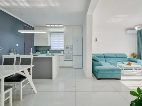 Prodaja, četvorosoban stan, 200m², Centar, Bar - image 4