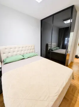 Moderna spavaća soba sa bračnim krevetom i velikim ugradnim garderoberom sa ogledalom. - image 4