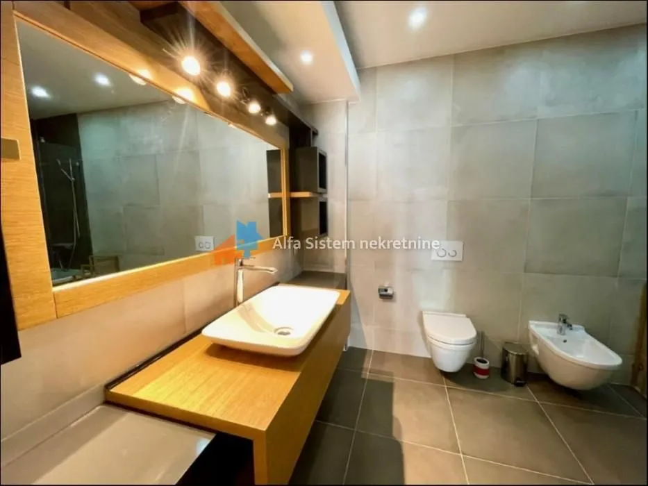 Izdavanje, četvorosoban stan, 190m², Neimar, Vračar Sve Podlokacije