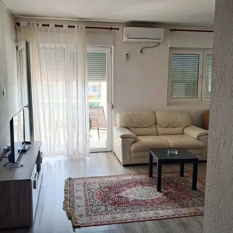 Izdavanje, jednosoban stan, 51m², Tološi, Podgorica