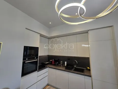 Moderna kuhinja sa bijelim elementima i ugradnim uređajima. - image 6