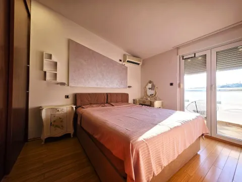Prostrana spavaća soba sa bračnim krevetom i izlazom na terasu. - image 15