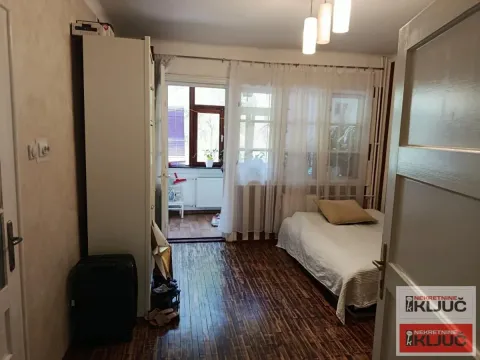 Nameštena spavaća soba sa krevetom i izlazom na terasu. - image 9