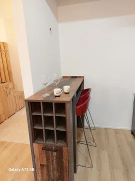 Drveni barski sto sa stolicama i čašama u modernoj kuhinji. - image 3