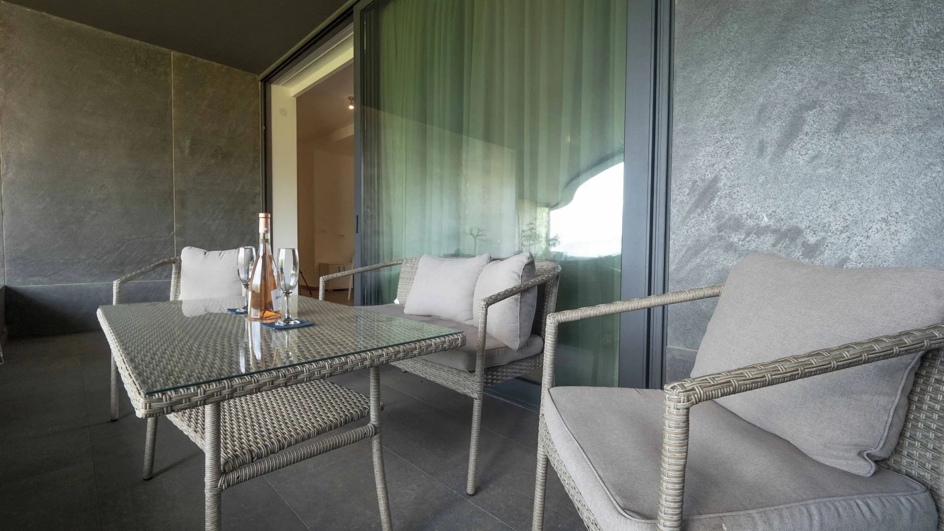 Izdavanje, dvosoban stan, 81m², Centar, Budva