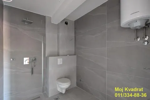 Novoopremljeno kupatilo sa tuš kabinom, konzolnom šoljom i bojlerom. - image 7