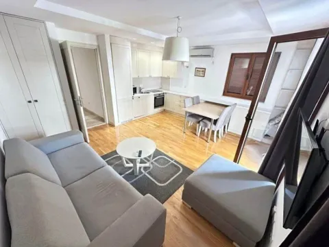 Izdavanje, jednosoban stan, 52m², Gospoština, Budva