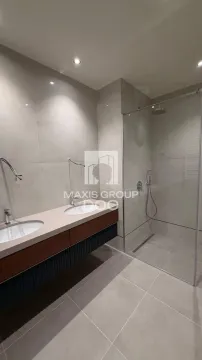 Moderno kupatilo sa duplim umivaonikom i staklenom tuš kabinom. - image 12