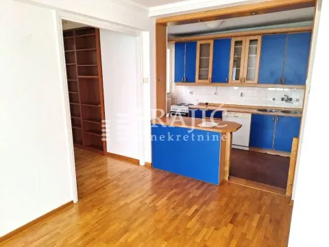 Kuhinja sa plavim elementima i drvenim podom. - image 14