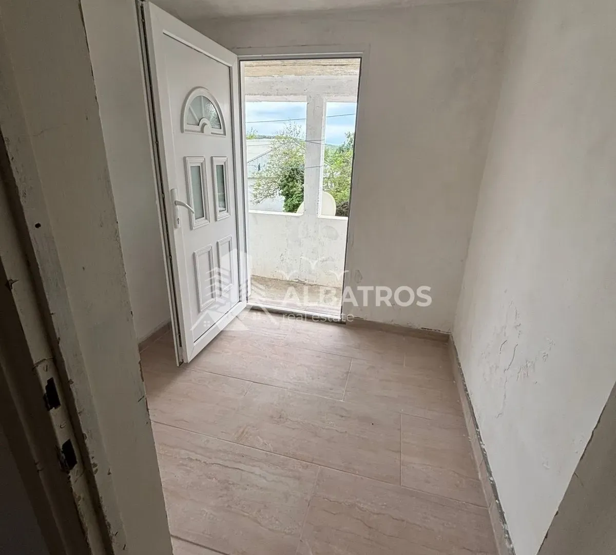 Rent, three bedroom apartment, 90m², Sutomore, Bar