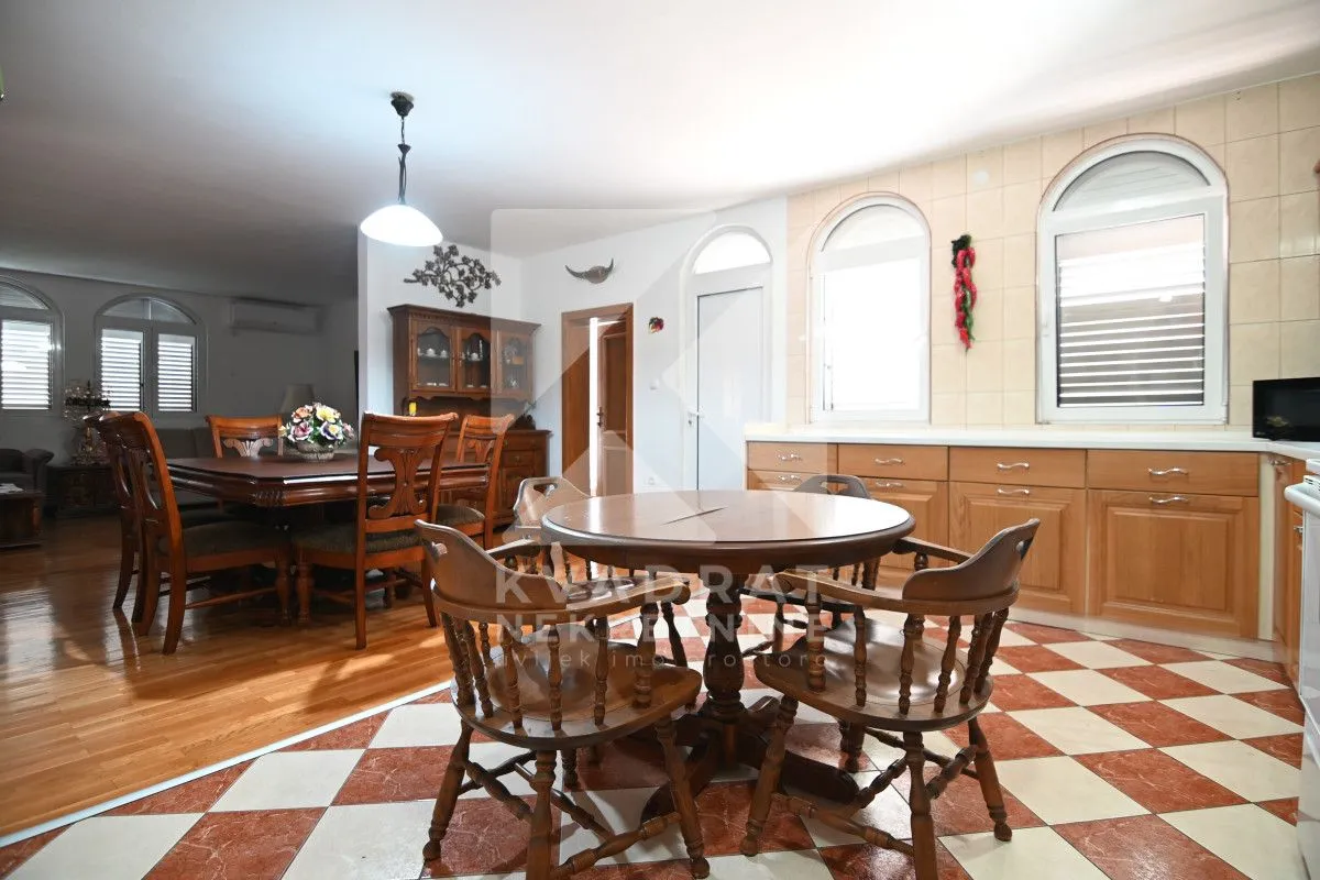 Rent, house, 400m², Zlatica, Podgorica
