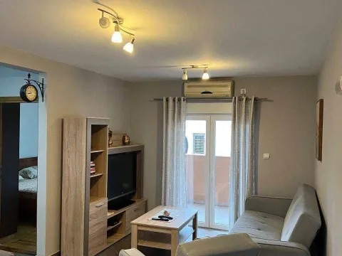 Izdavanje, dvosoban stan, 52m², Kalimanj, Tivat - image 2