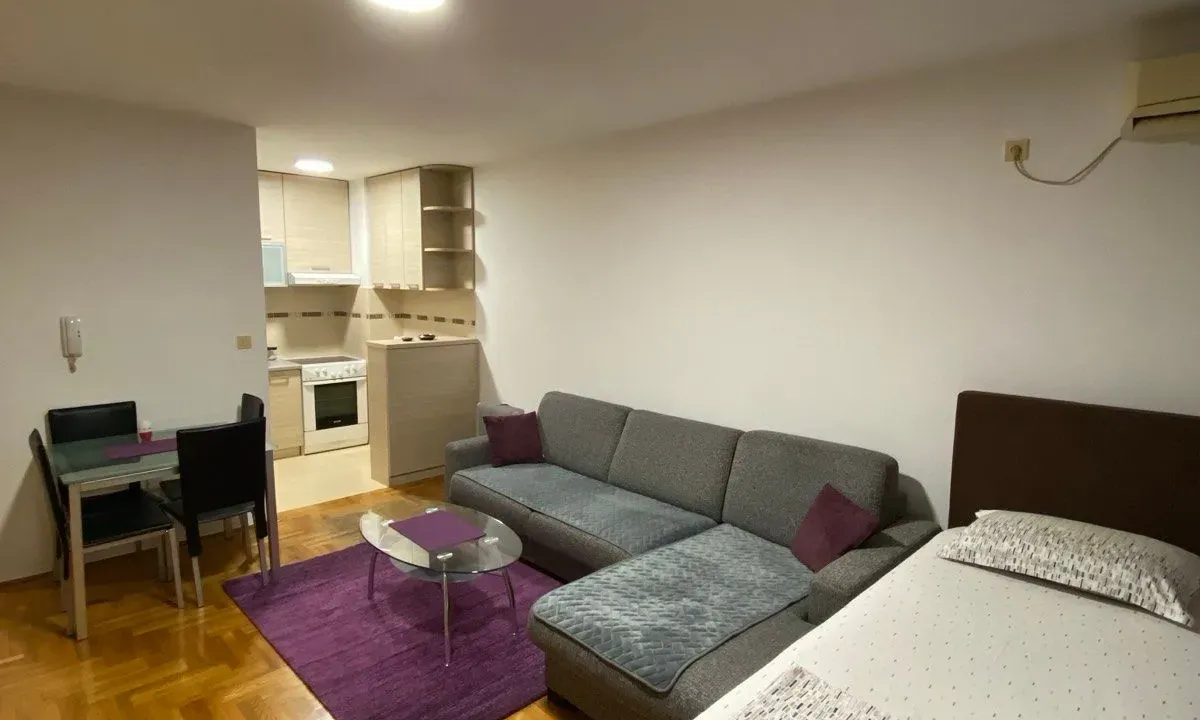 Rent, studio apartment, 35m², Stari Aerodrom, Podgorica