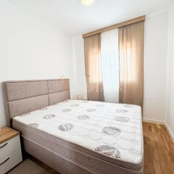 Svjetla spavaća soba sa velikim bračnim krevetom i prozorom sa zavjesama. - image 12