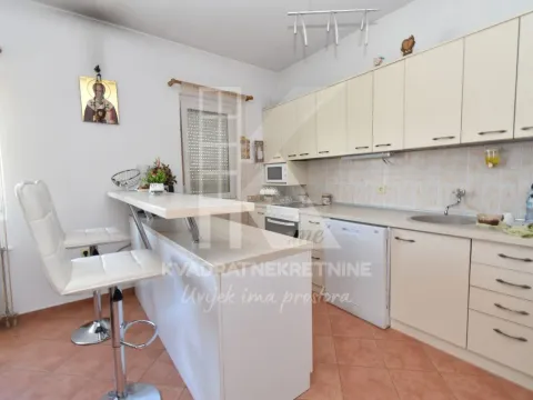 Izdavanje, kuća, 500m², Tološi, Podgorica - image 7