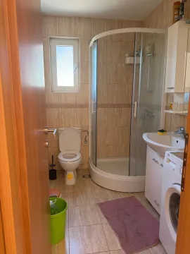 Manje kupatilo sa tuš kabinom, umivaonikom, WC šoljom i veš mašinom. - image 9