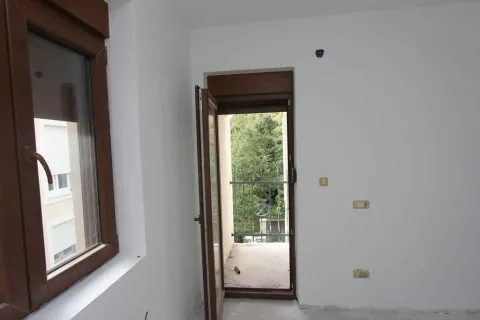 Prazna prostorija sa izlazom na balkonska vrata. - image 26