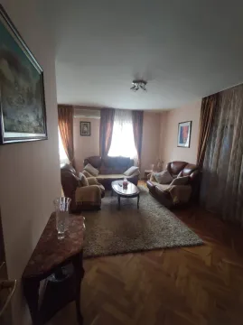 Dnevna soba sa kožnim namještajem i drvenim parketom. - image 2