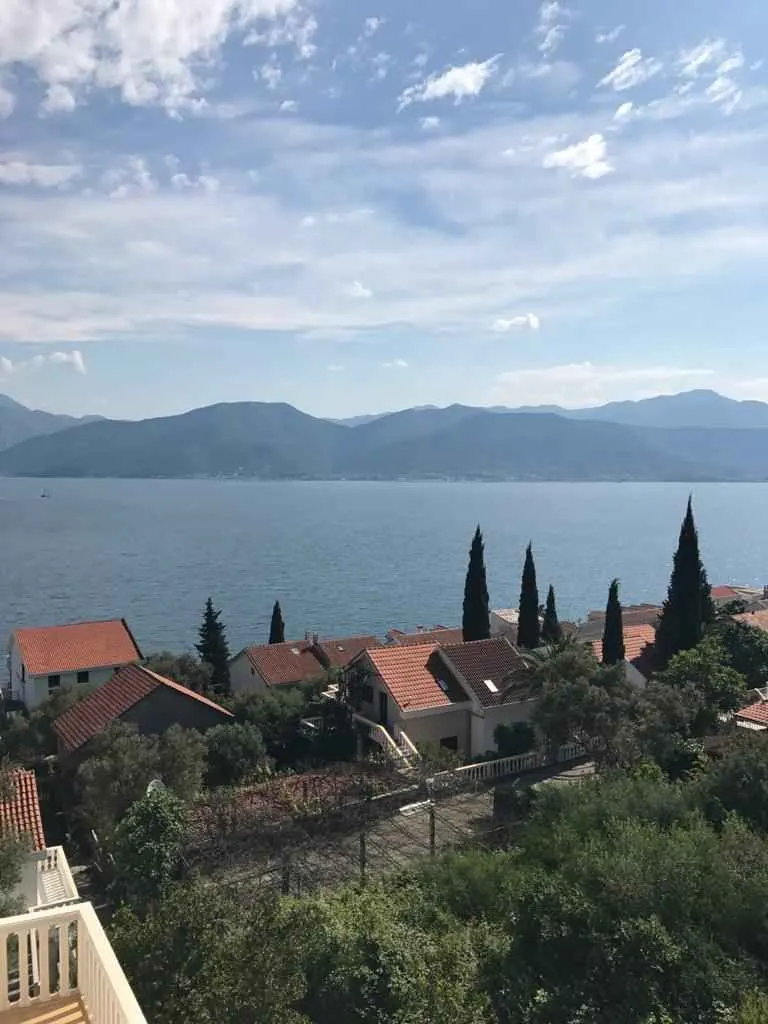 Pogled na more i planine sa balkona.